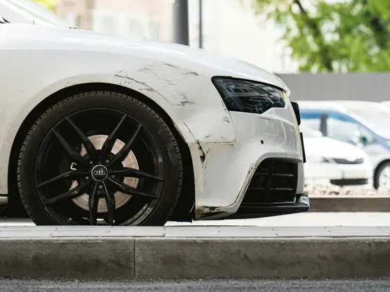 Fahrzeugfront mit Gebrauchsspuren am Stoßfänger vor der Rückgabe