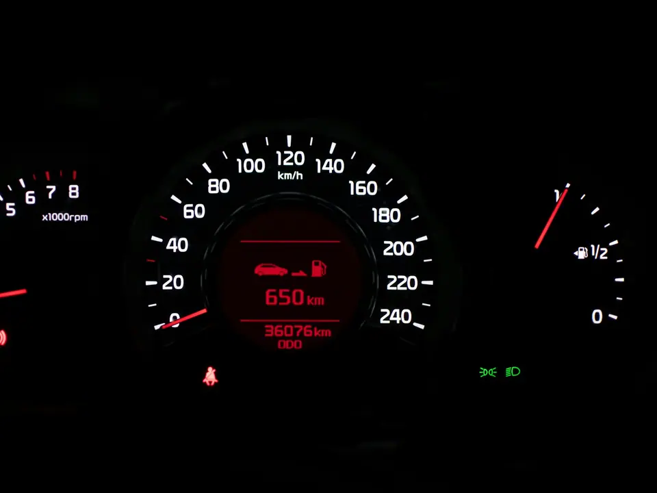 Beleuchtetes Kombiinstrument mit Tachometer und abgelesener Laufleistung